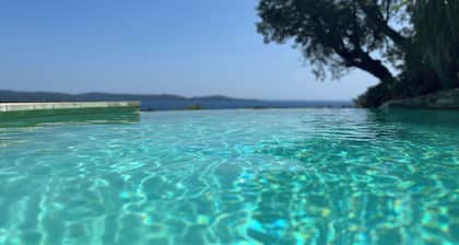 Very nice villa with infinity pool, sea view, harbor, Cavalaire