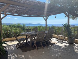 Outdoor dining - Very nice villa with infinity pool, sea view, harbor, Cavalaire (Cavalaire-Sur-Mer)