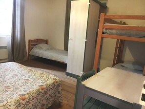 Habitación familiar, baño compartido | Cunas gratuitas y ropa de cama 