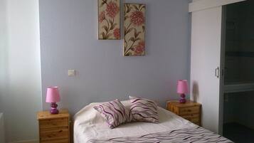 Lits bébé (gratuits), draps fournis