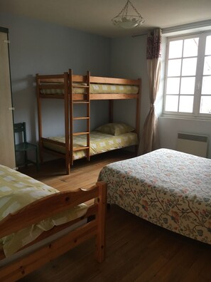 Habitación familiar, baño compartido | Cunas gratuitas y ropa de cama 