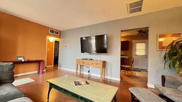 Smart TV, reproductor de DVD y libros