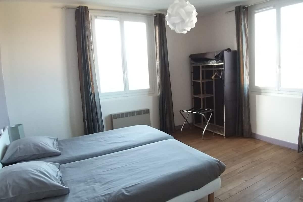 Twin kamer | Individueel gedecoreerd, individueel gemeubileerd, een bureau