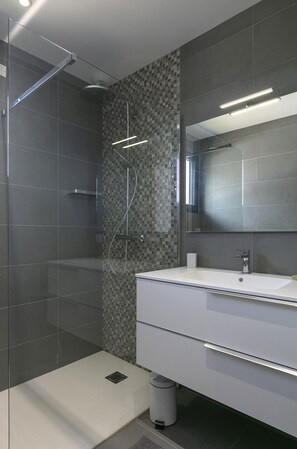 Dusche, Haartrockner, Handtücher, Seife