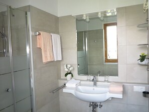 Dusche, Haartrockner, Handtücher, Toilettenpapier