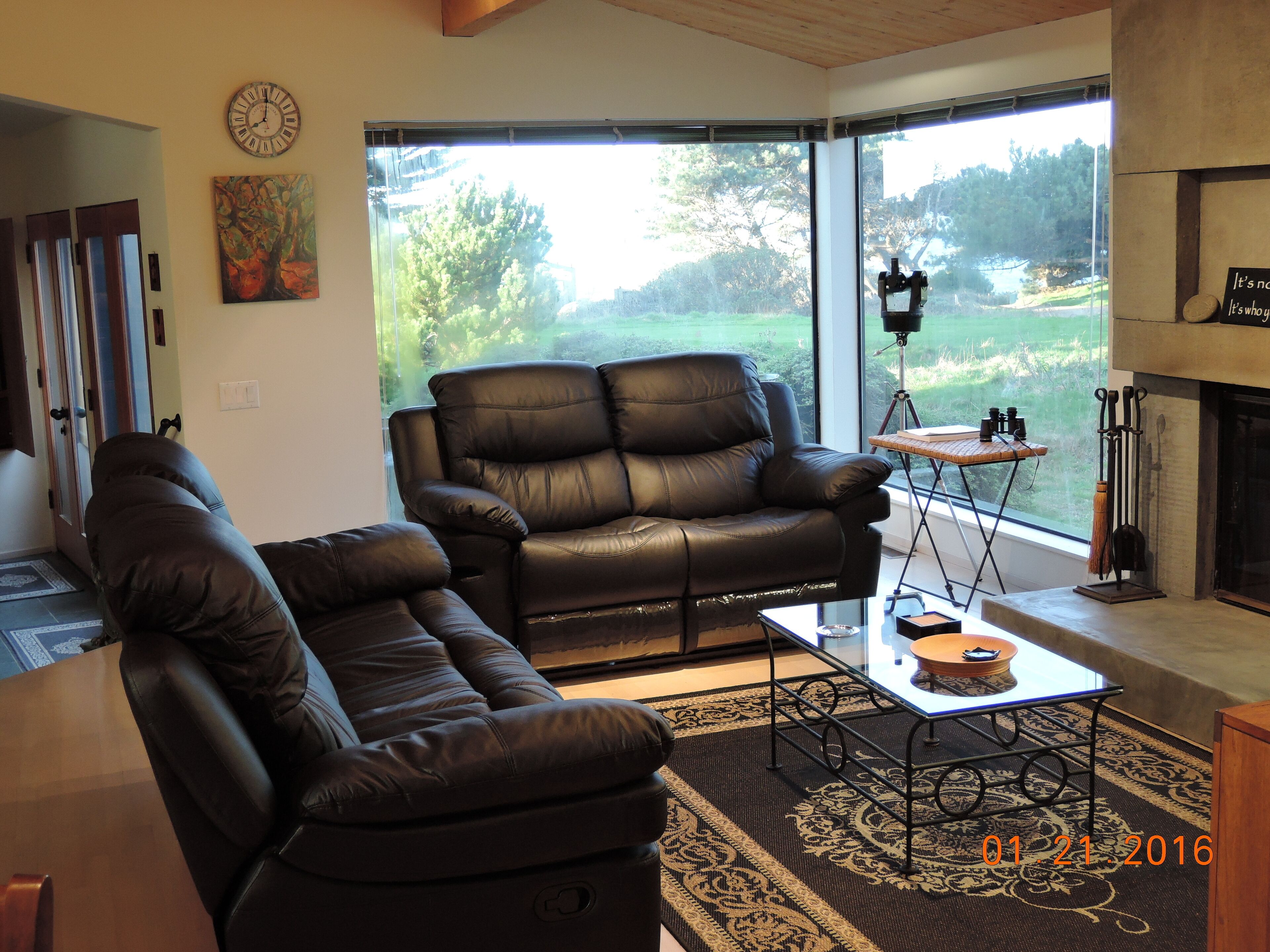 Private Courtyard with Hot Tub... Ocean View...2 min. walk to bluff