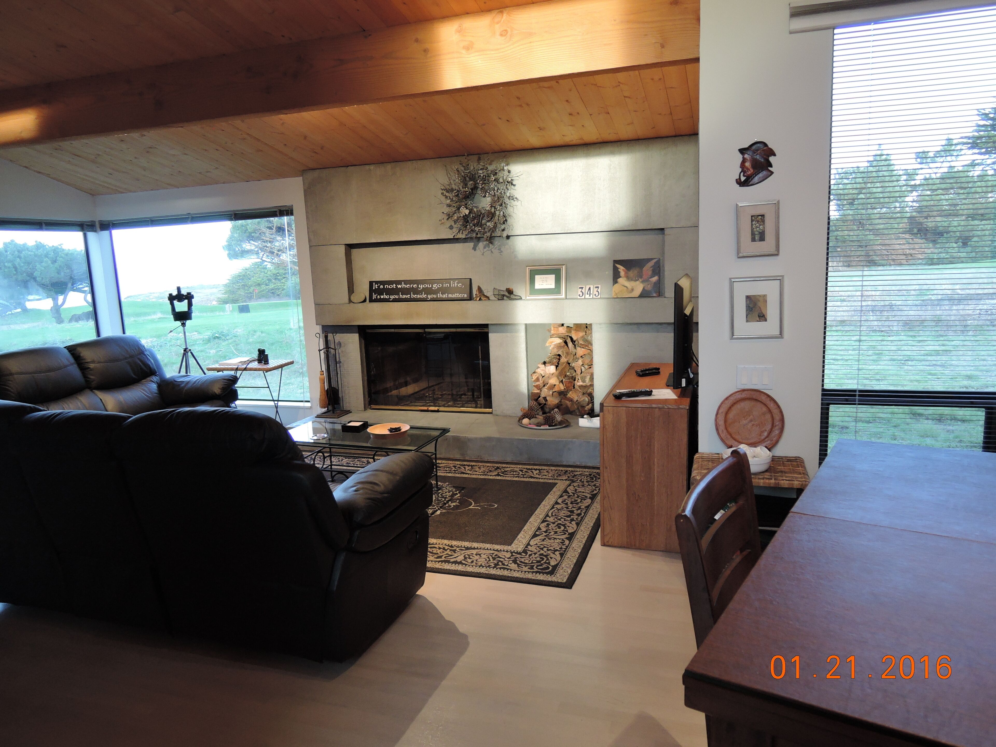 Private Courtyard with Hot Tub... Ocean View...2 min. walk to bluff