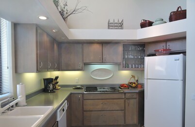 Private Courtyard with Hot Tub... Ocean View...2 min. walk to bluff
