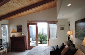 3 bedrooms, desk, free WiFi, bed sheets - Private Courtyard with Hot Tub... Ocean View...2 min. walk to bluff (Sea Ranch)