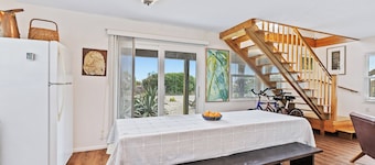 The Artist Beach House- Beachfront - 6298S