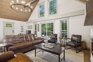 Smart TV, fireplace, video games - Cute Cabin with Hot Tub 30 mins from Nashville (Hendersonville)