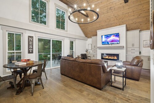 Cute Cabin with Hot Tub 30 mins from Nashville