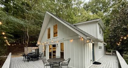 Cute Cabin with Hot Tub 30 mins from Nashville