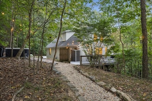 Exterior - Cute Cabin with Hot Tub 30 mins from Nashville (Hendersonville)