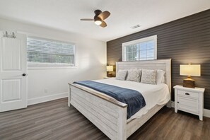 3 Schlafzimmer, Schreibtisch, Bügeleisen/Bügelbrett, Reisekinderbett