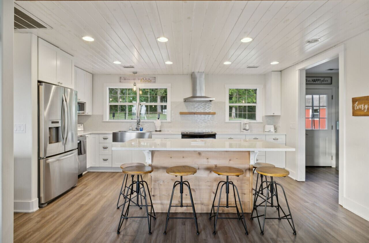 Kjøleskap, mikrobølgeovn, ovn og kokeplater