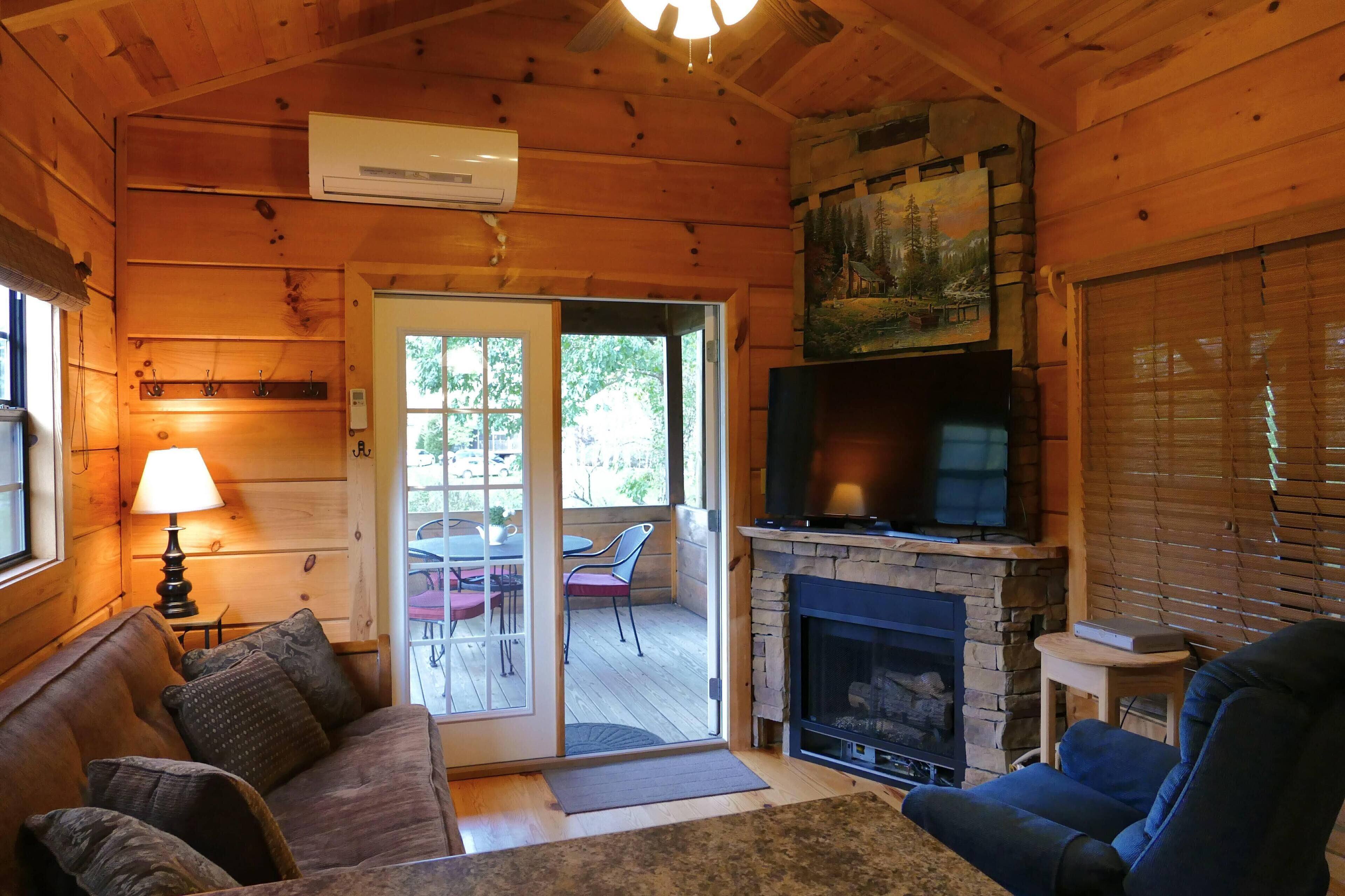 Real Logs-1BR, sleeping loft & futon-sleeps 6. Riverside w/ Hot Tub