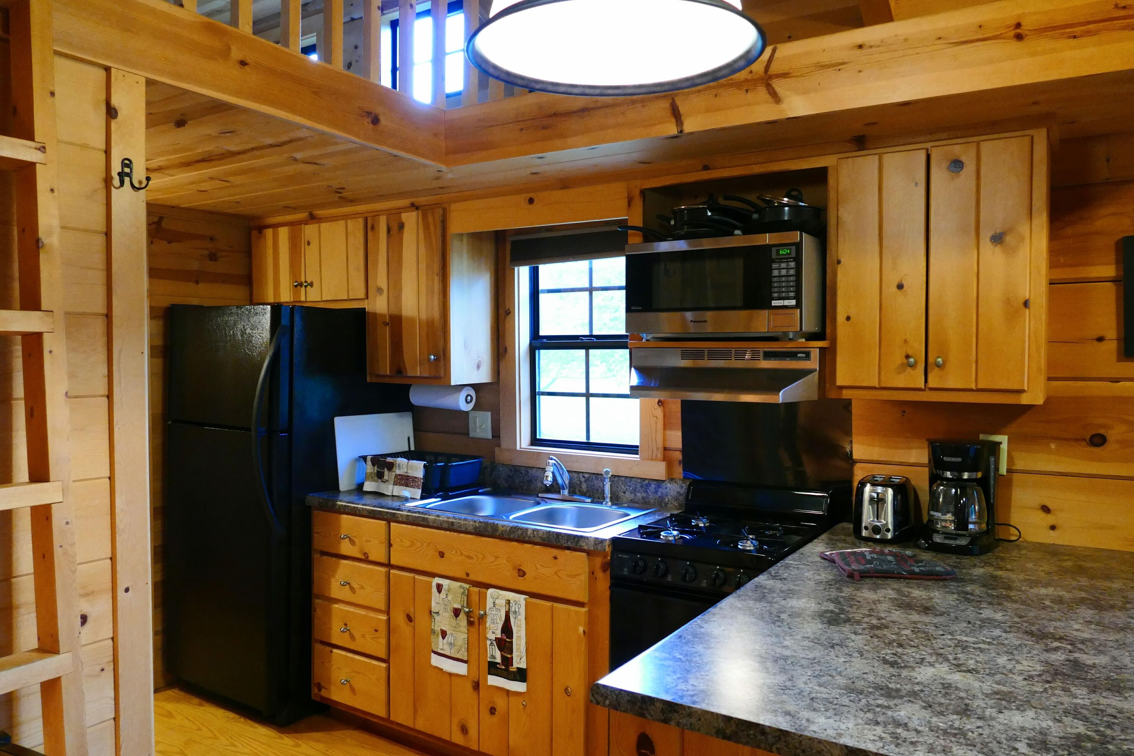 Real Logs-1BR, sleeping loft & futon-sleeps 6. Riverside w/ Hot Tub