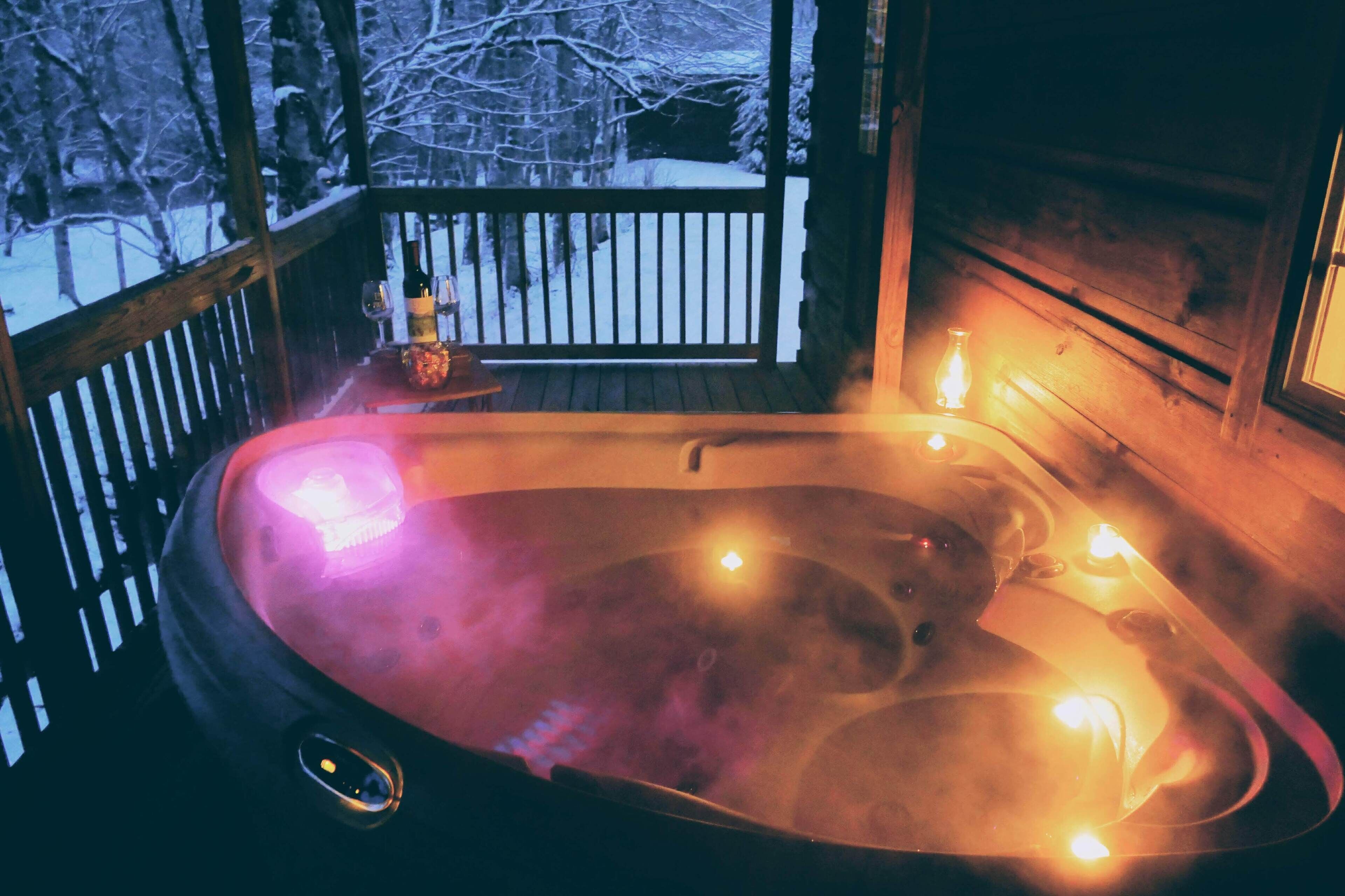 Real Logs-1BR, sleeping loft & futon-sleeps 6. Riverside w/ Hot Tub