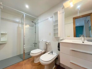 Bathtub, hair dryer, towels