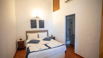 1 slaapkamer, een kluis op de kamer, een strijkplank/strijkijzer, wifi