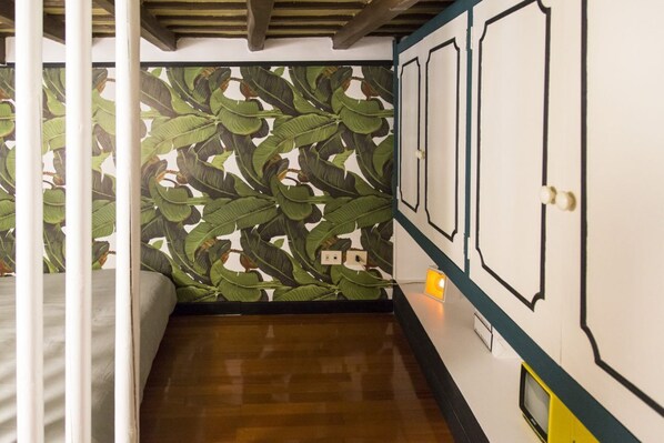 Iron/ironing board, travel cot, WiFi, bed sheets