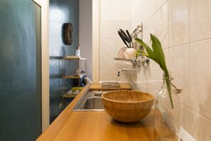 Fridge, oven, stovetop, coffee/tea maker - TrastevereHome - Central Monserrato House with Balcony (Roma)