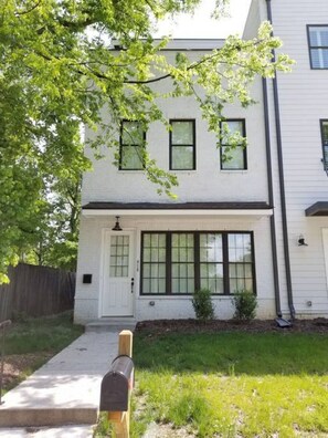 Exterior - Stunning New E Nashville Townhouse mins from B'way (Nashville)