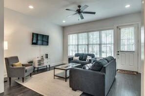 Smart TV - Stunning New E Nashville Townhouse mins from B'way (Nashville)