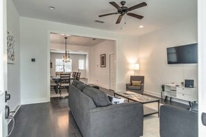 Smart TV - Stunning New E Nashville Townhouse mins from B'way (Nashville)