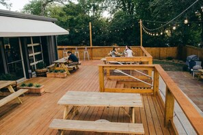 Outdoor dining - Stunning New E Nashville Townhouse mins from B'way (Nashville)