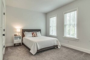 3 Schlafzimmer, Schreibtisch, Bügeleisen/Bügelbrett, kostenloses WLAN