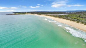 A coastal landscape with a sandy beach and clear turquoise waters. - Paradise Court 6, Tura Beach (Tura Beach)