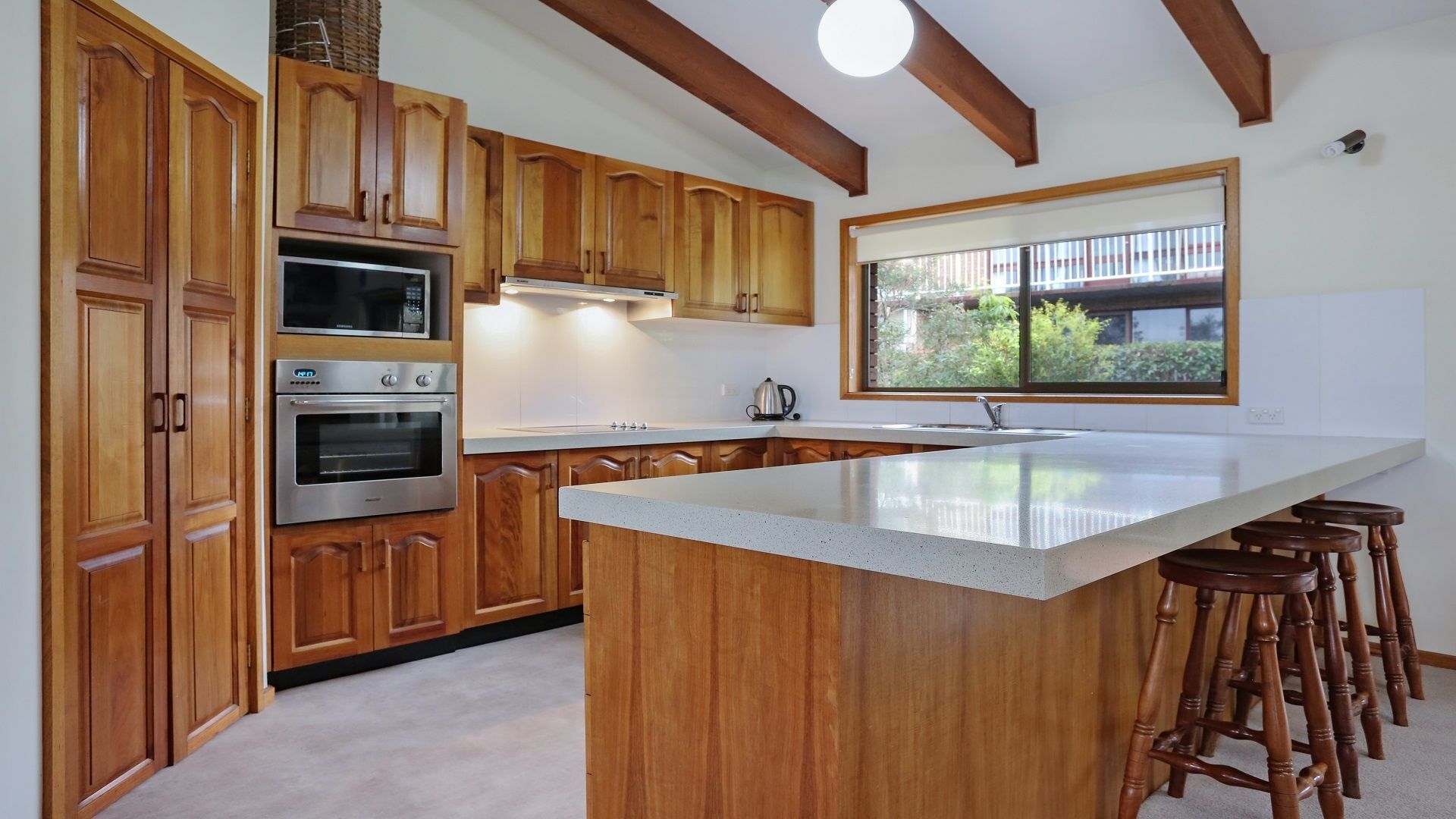 Mikroaaltouuni, astianpesukone, ruokailupöytä