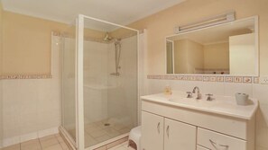 Shower, towels - North Terrace 9 (Merimbula)