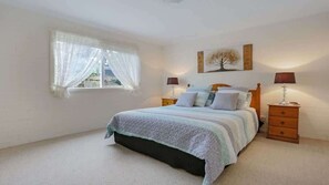 2 bedrooms, iron/ironing board, bed sheets - North Terrace 9 (Merimbula)