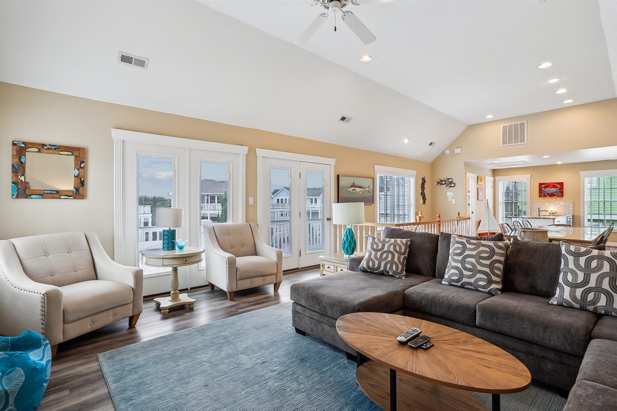 Télévision, lecteur de DVD, livres, chaîne hi-fi