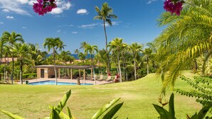 A pool area with palm trees and a gazebo. - Stunning One Bedroom in the Heart of Wailea Ekahi Village Unit 28B (Kihei)