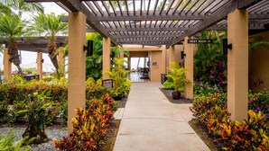 A covered walkway with a sign indicating a rest room to the right. - Stunning One Bedroom in the Heart of Wailea Ekahi Village Unit 28B (Kihei)