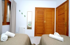 3 Schlafzimmer, Schreibtisch, Bügeleisen/Bügelbrett, Reisekinderbett