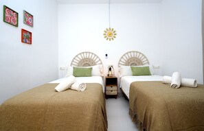 3 habitaciones, escritorio y tabla de planchar con plancha 