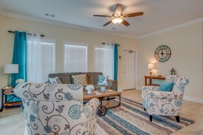 Ferienhaus, 4 Schlafzimmer, eigener Pool (3 Bathrooms - The Reel World) | Wohnbereich