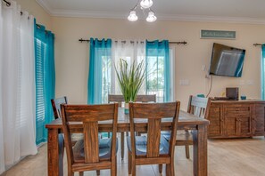 Ferienhaus, 4 Schlafzimmer, eigener Pool (3 Bathrooms - The Reel World) | Essbereich im Zimmer