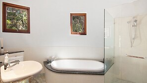 Shower, hair dryer - Beachbound 2 - 9 Marine Parade, Wategos Beach (Byron Shire)