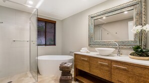 Shower, hair dryer, towels - Byron Bay Accom - Koranba 2 - 66 Lawson Street (Byron Bay)