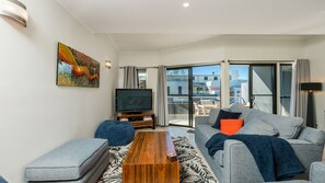 Smart TV - Absolute Solace - 2/8 Lawson St (Byron Shire)