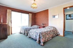 2 bedrooms, iron/ironing board, bed sheets - SeaLeka 6 (Merimbula)