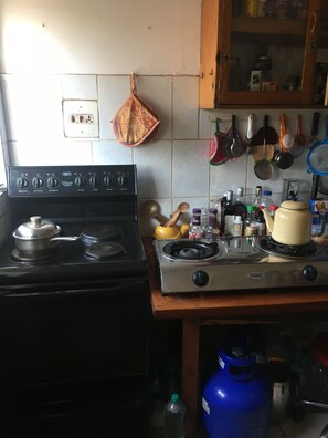 Frigorífic, microones, forn i placa de cuina 