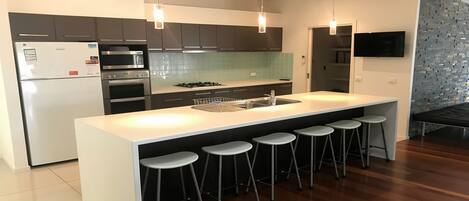 Geladeira, micro-ondas, fogão, lava-louças