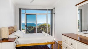 4 bedrooms, WiFi, bed sheets - Wategos House - 13 Brownell Drive, Wategos (Byron)